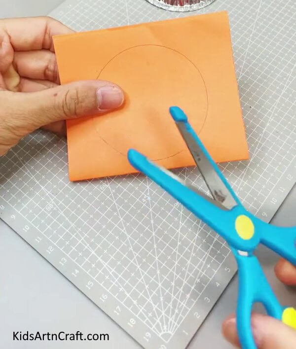 Cutting The Circle Crafting a paper tiger wall hanging by yourself with ease.