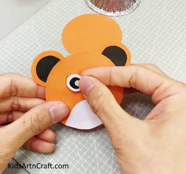 Adding The Eyes On The Tiger An effortless paper tiger wall hanging you can do by yourself.