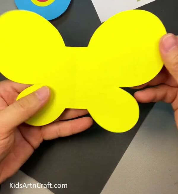 Unfolding bee's wings. complete procedure for creating DIY Plastic Bottle and Paper Bee Craft for kids