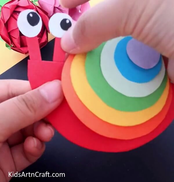Making Tentacles And Eyes - Put together a paper snail craft with a spectrum of hues for young ones.