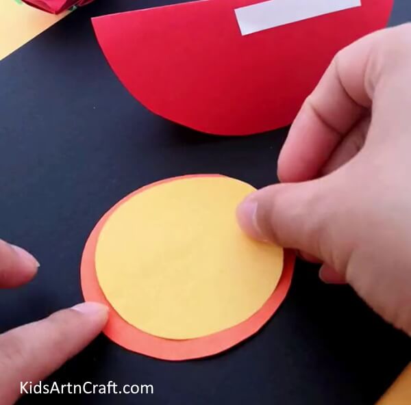 Making The Shell Of The Snail - Design a paper snail craft with a variety of colors for kids.