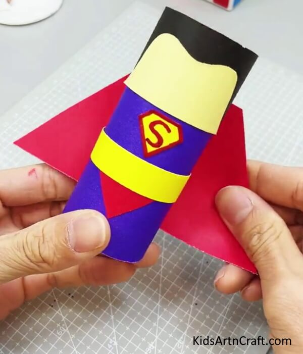 Making Cape Of Superman - Putting Together a Superman Model from a Cardboard Tube