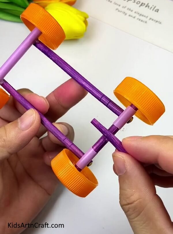 Pasting The Smallest Stick Part- Constructing a toy car by using chopsticks, rubber bands, straws, and bottle caps. 
