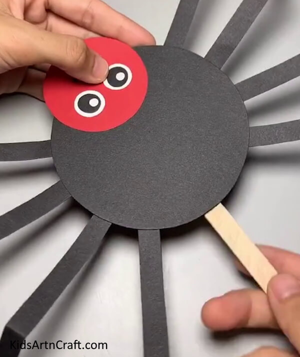 Sticking The Popsicle Stick- Inviting Paper Spider craft that is easy to do with kids. 