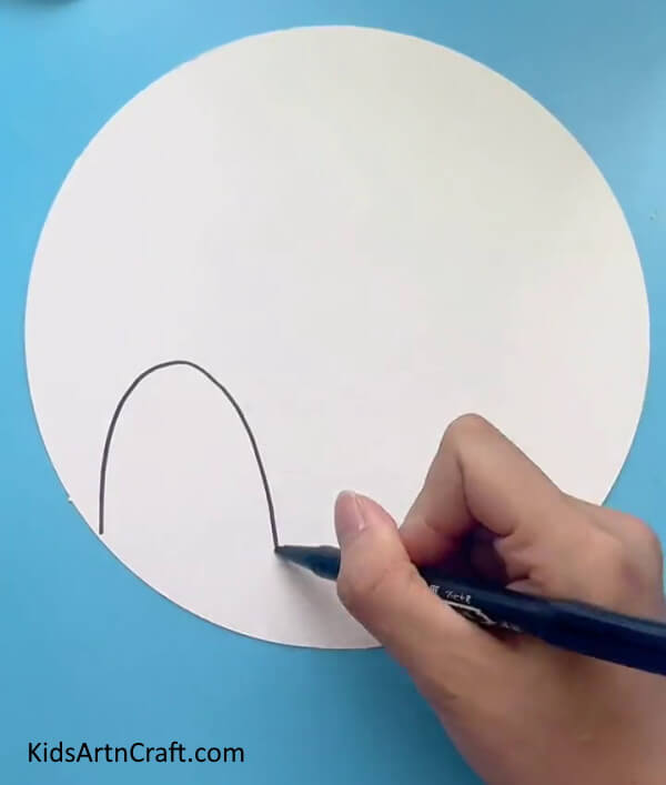 Cut The White Craft Paper Into a Circle-A straightforward drawing concept of a bunny and carrot for children.