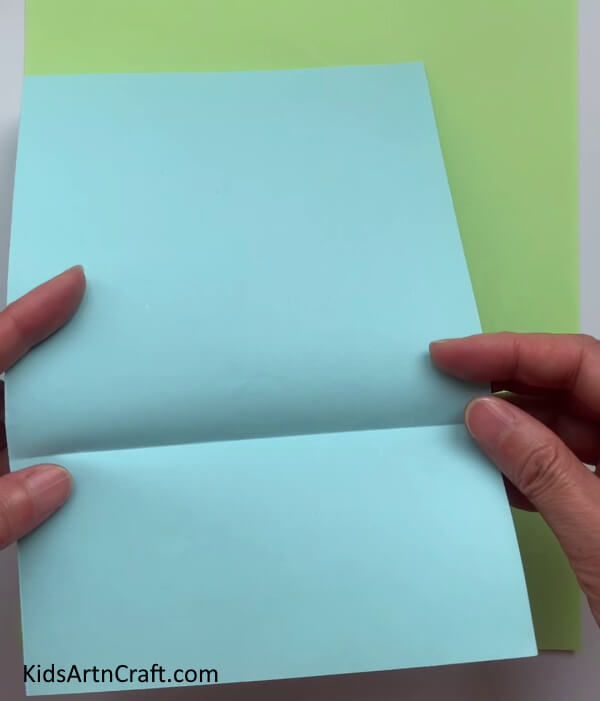 Getting A Blue Square Paper An effortless chicken-themed decoration project for children 