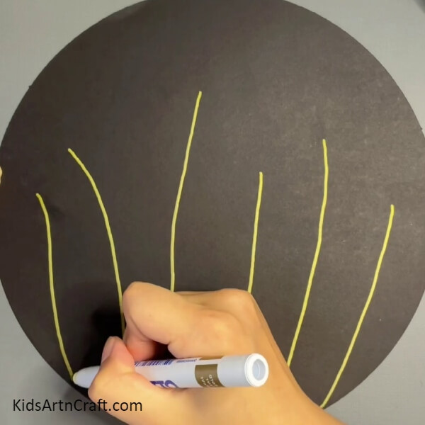 Draw lines on the paper-Crafting Flowers & Ladybugs With Easy Hand Movement Instructions 