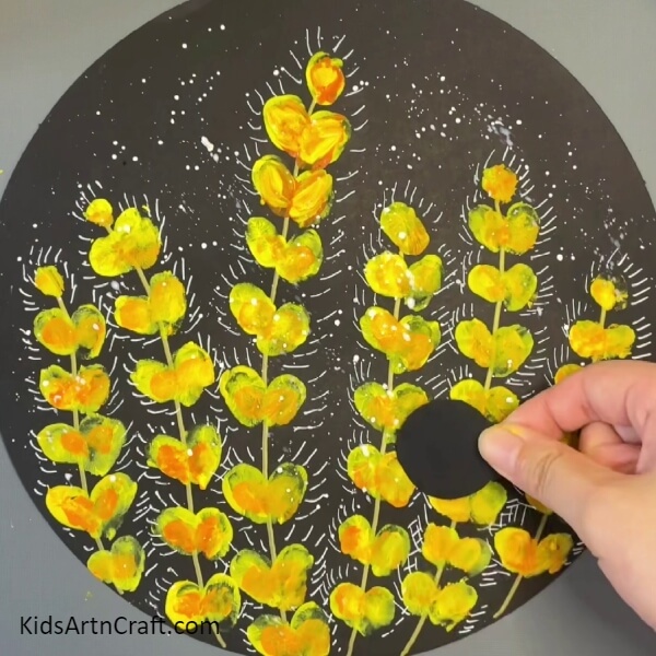 Paste black circle- Flower Art and Ladybug Crafts Made with Your Fingers - Step by Step Tutorial