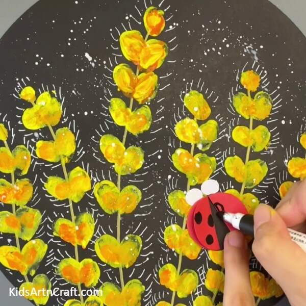 Draw the bug pattern- Innovative Flower Art & Ladybug Crafts with the Help of Your Fingers - Step-by-Step Tutorial