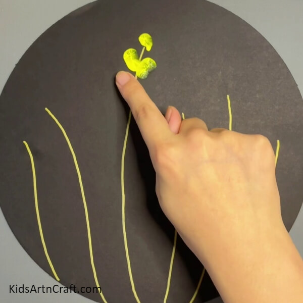 Press your finger against the paper- Master Flower & Ladybug Art Quickly With Tutorials 