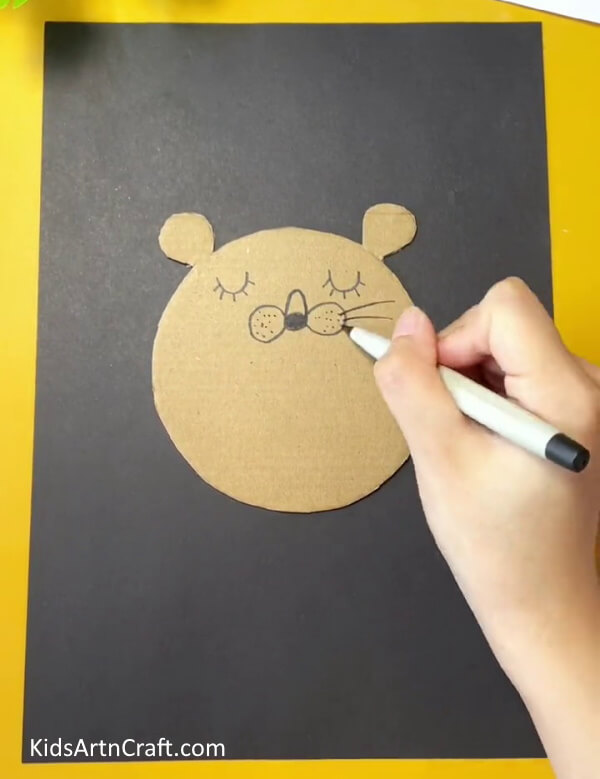 Drawing The Face Of The Lion-A kid-friendly craft 