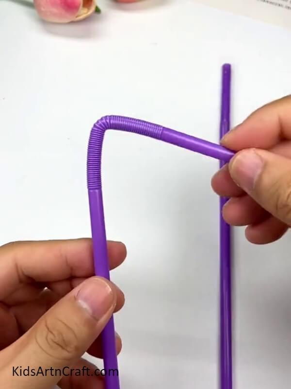 Bend the foldable straws- Tutorial for young ones on how to assemble a person-shaped decoration with straws.