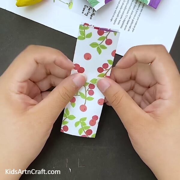 Opening the sheet- Tutorial for a paper bow with origami for little ones