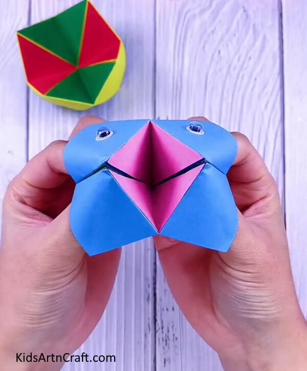 Move it using your finger movements- This guide will help kids make origami Paper Paku Paku with ease.