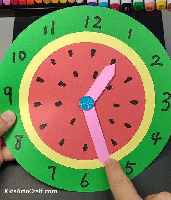The Paper Watermelon Craft Is Ready!-A simple paper-based watermelon timepiece craft for children