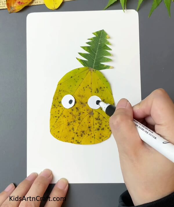 Make Eyes With a Black Marker/Sketch Pen-Generating a plain Pineapple Work of art with leaves of fall for young ones.