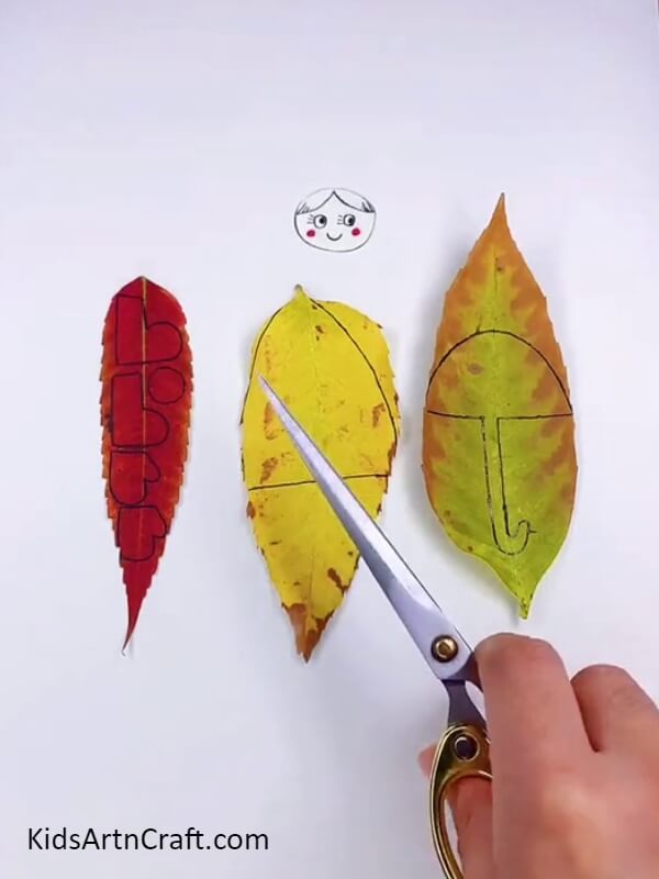 Drawing on the leaves- Simple art and craft activities for a rainy day for children 