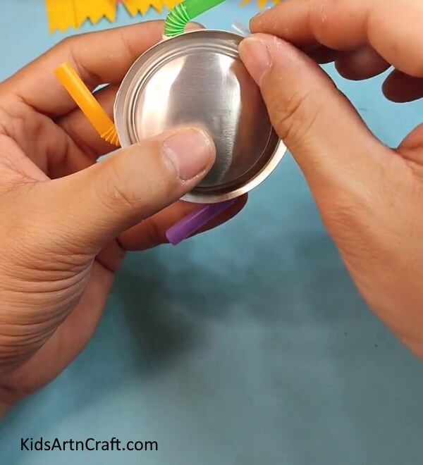 Applying Tape-Make a playful spinner from a cup and straws - a great project for children!