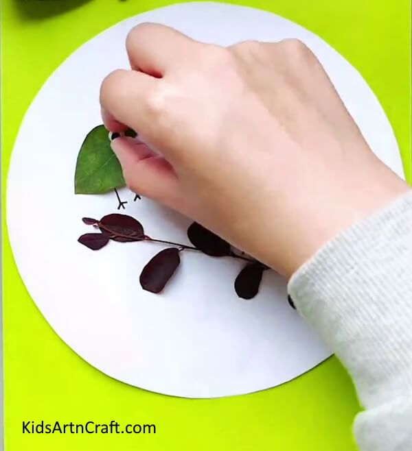 Creating Baby Bird's Eyes - An Easy Way To Teach Kids Bird Art & Crafts Made Out of Leaves 