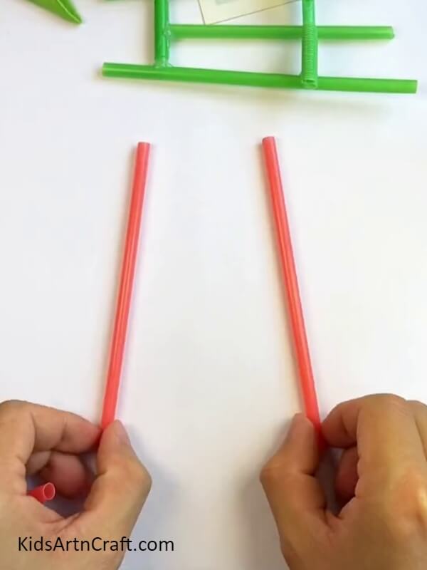 Place Two Straws On The Table-Learn How to Create a Simple Mobile Holder Using Straws For Children