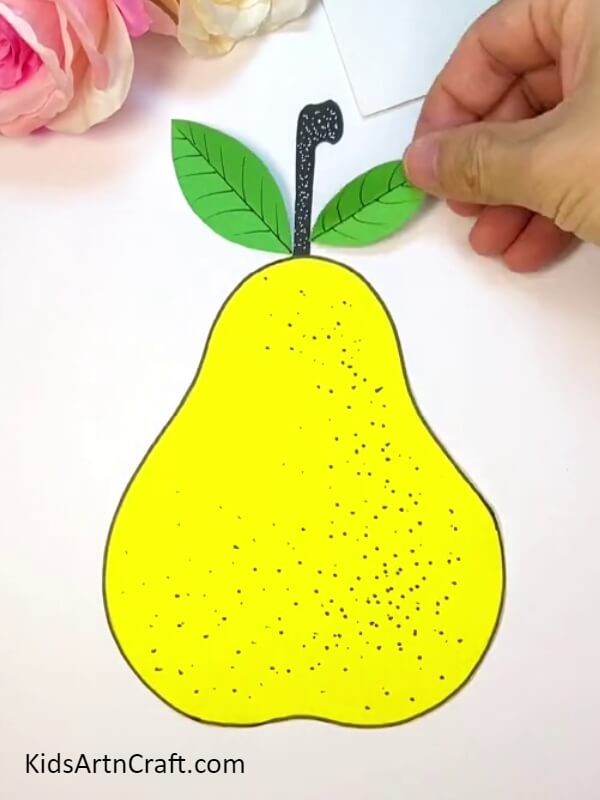 Make Leaves Of Pears With Green Craft Paper - An Easy-to-Follow Tutorial for Crafting a Pear-Fruit Worm With Children