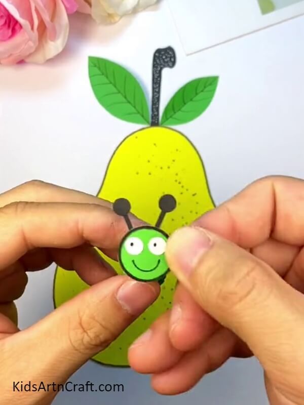 Make Worm Faces And Sticking It Above The Folds - Teach Kids How to Craft a Pear-Fruit Worm With This Simple Tutorial