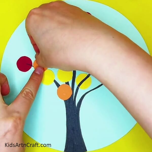 Pasting Colorful Circles-A Comprehensive Guide to Crafting a Tree Step-by-Step for Newbies