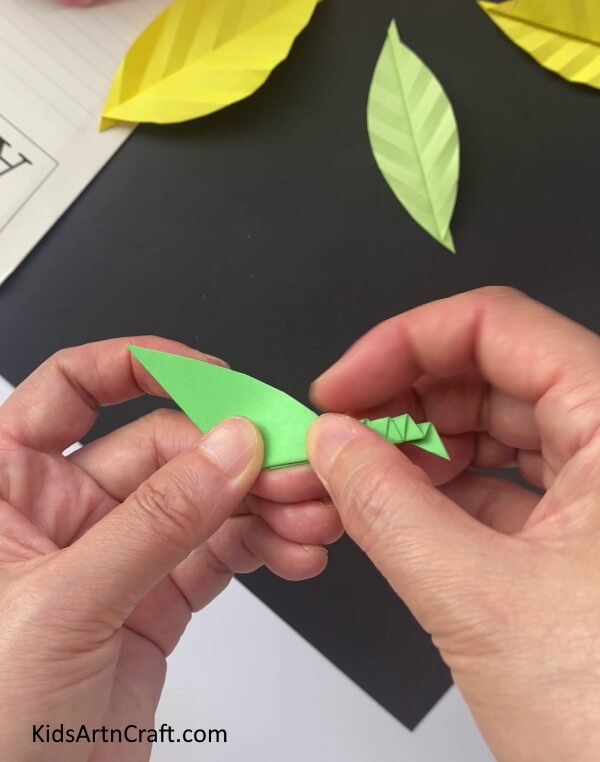 Completing The Zigzag Pattern A tutorial especially for kids on how to fold a paper leaf