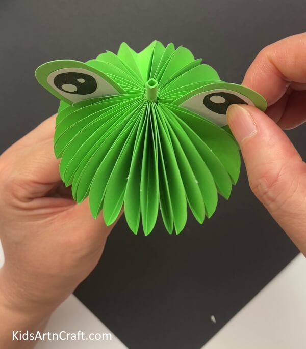 Making Frog Eyes Of Umbrella - Crafting a Paper Frog-Shaped Umbrella For Children 