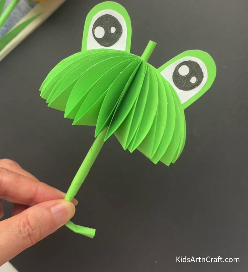 Crafting a frog umbrella out of paper for the kids