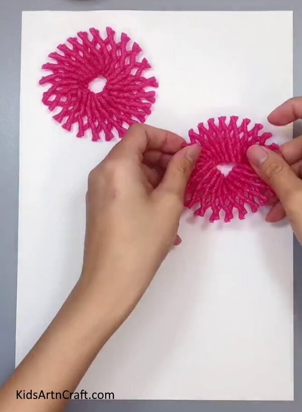 Making A Hole In The Center - Crafting a decoration with fruit foam net and flowers in your home.
