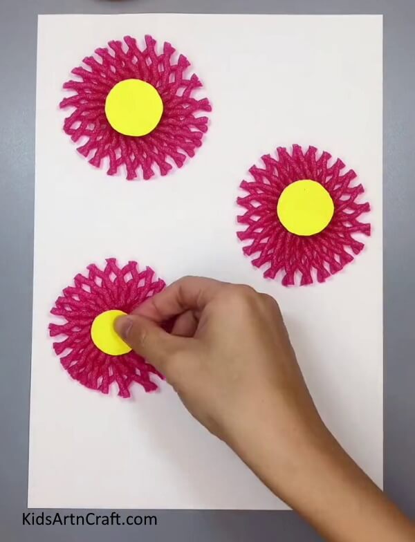 Pasting Yellow Circles In The Center - Designing a decoration with flowers and fruit foam net in your own home.
