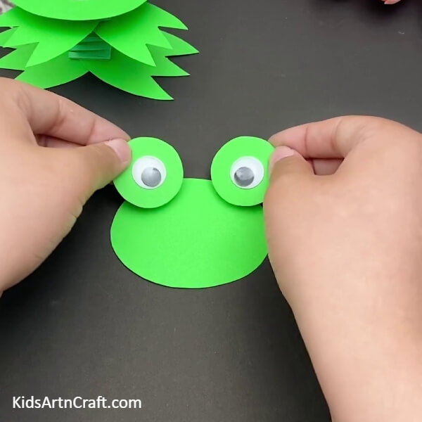 Making the Head of the Frog- A creative paper craft project featuring a jumping frog. 