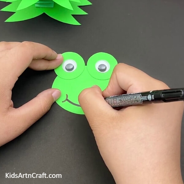Making the Mouth of the Frog-A leaping frog paper craft for the kids to make. 
