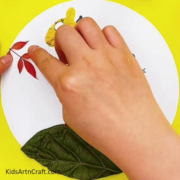 Making Tree Leaves - Making a giraffe-themed craft with kids