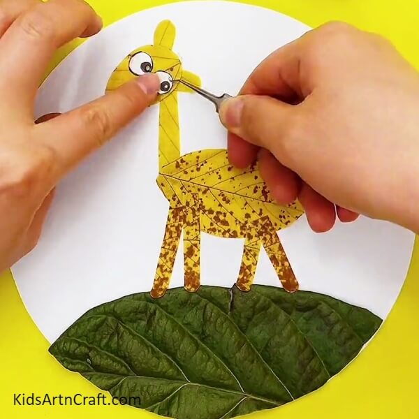 Making The Eyes - Putting Together a Giraffe Art Project for the Little Ones 