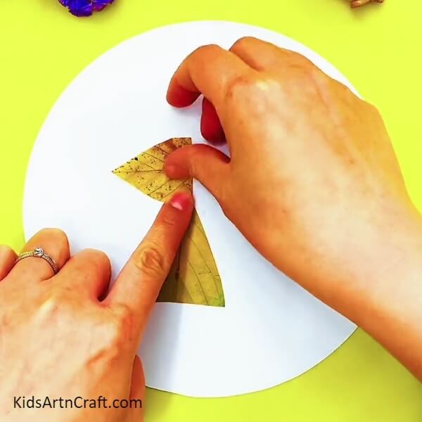 Making Cap Of The Raincoat - Crafting with leaves and a girl and cat in the rain for kids 