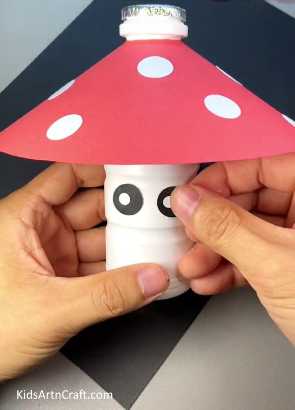 Make Eyes And Paste It On A Plastic Bottle - Constructing a 3-dimensional Mushroom from paper and a plastic bottle