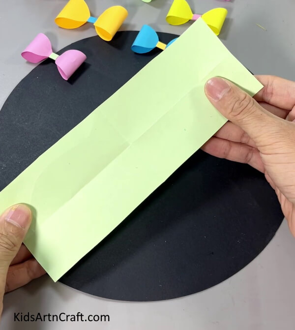 Getting Ready With Paper - Learn to create a paper bow with this straightforward guide for kids. 