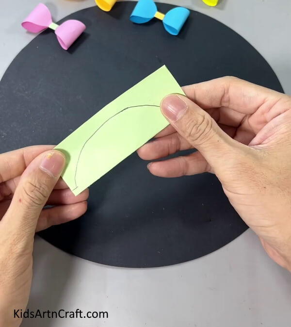 Drawing Curve Shape - This easy tutorial will teach children how to make a paper bow.