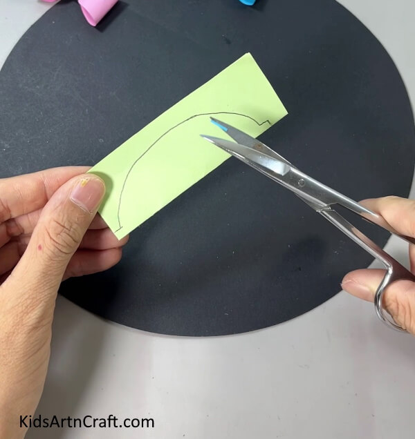 Cutting Curve Shape - Youngsters can learn to craft a paper bow with this straightforward tutorial.