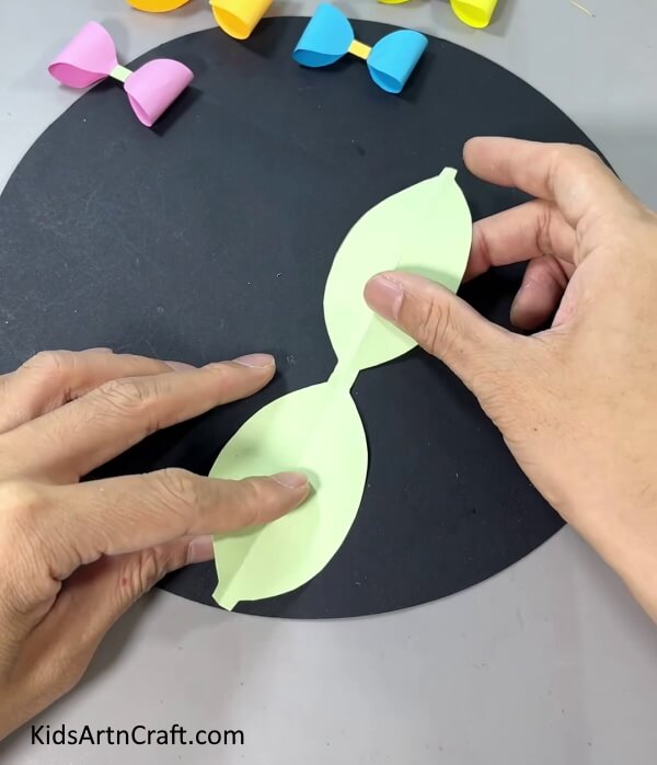 Unfolding Paper - This tutorial helps kids to make a paper bow with ease.