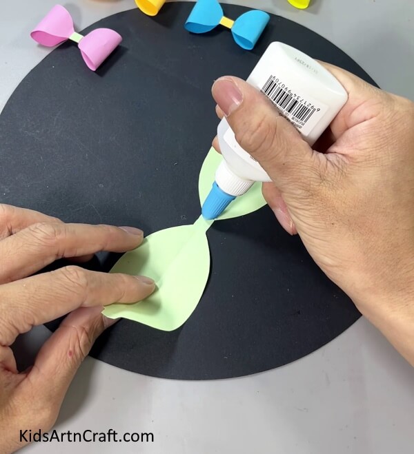 Applying Glue - Here is an instructional guide to help children make a paper bow quickly.