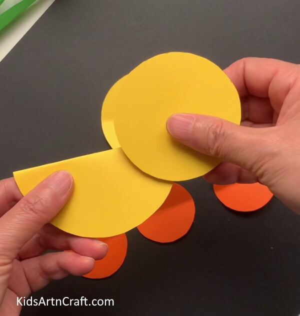 Making Duck's Body And Face Creating an art piece in the form of a duck out of a round piece of paper