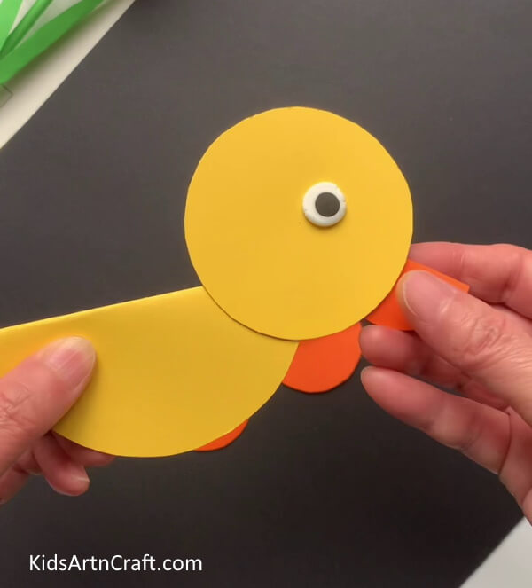 Making Eyes And Beak Of Duck Crafting a duck figure using a round piece of paper