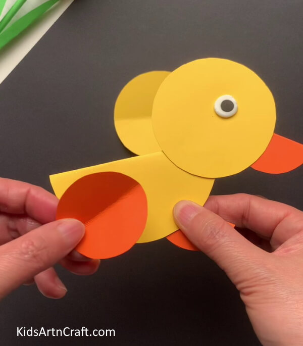 Crafting a circular paper duck Building a duck from a circular paper