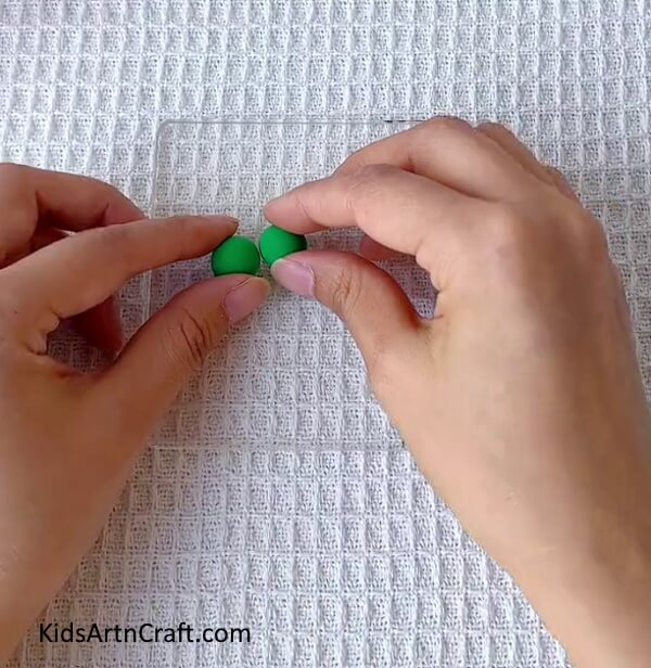 Make Small Balls From Green Clay-Steps for Developing Clay Bouquets Art for Rookies