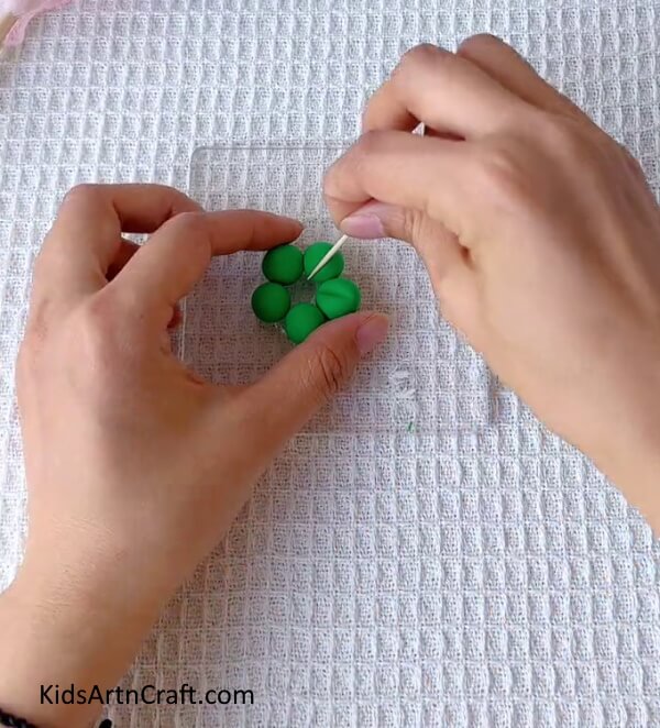 Make Lines On Green Clay From Toothpick-Fabricating Clay Floral Art for Beginners