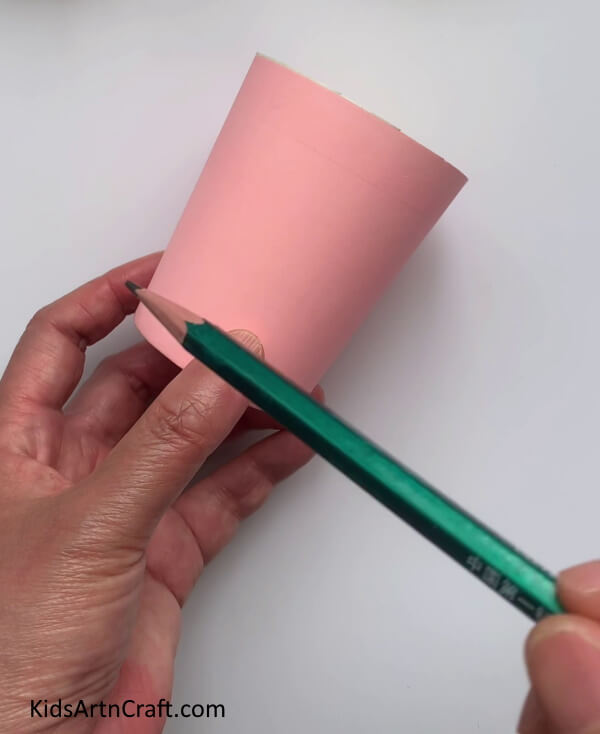 Drawing Circles On Paper Cup - Fabricating little hats with paper cups suitable for kids 