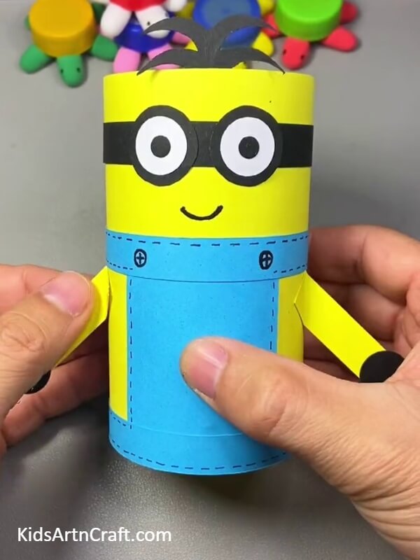 Create Hands For The Minion to look better for kids- Instructions for kids on how to make a Minion pencil holder 